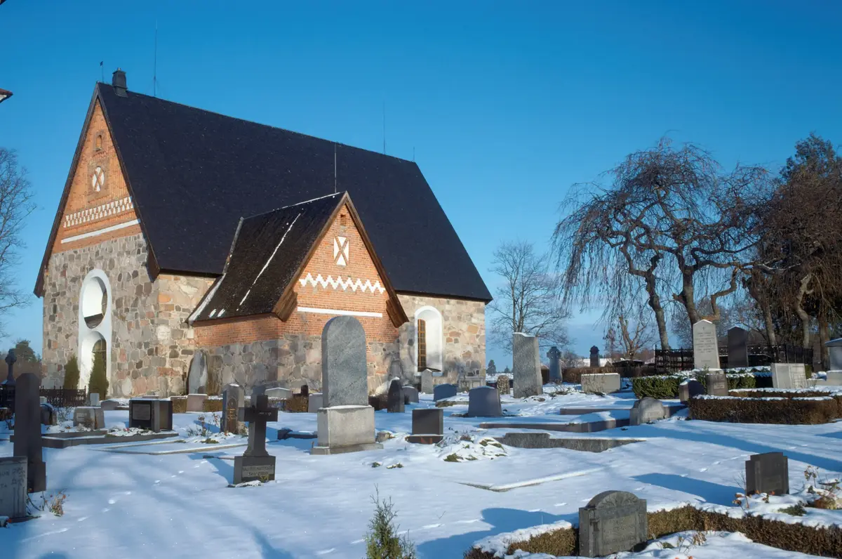 Kyrka från sydväst.