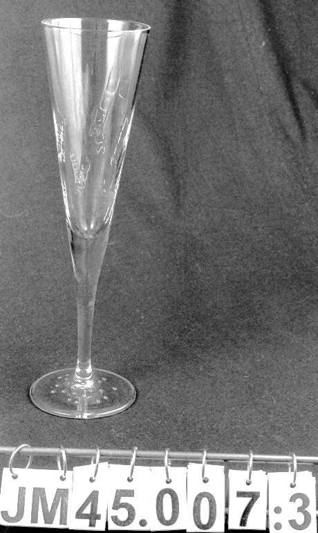 Flaska av grönt glas för mousserande druvdryck, Blanc de Blancs, av färskpressade gröna druvor. Blå och guldfärgad etikett på framsidan med texten: "ÅKESSON MILLENNIUM SÖT MOUSSERANDE DRUVDRYCK". Etikett på baksidan med information om drycken samt på flaskhalsen med namnet på drycken. Flaska tom.