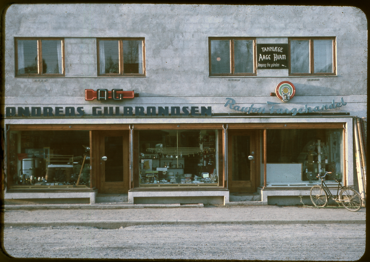 Butikkvinduer på  Raufoss , 1950-tallet