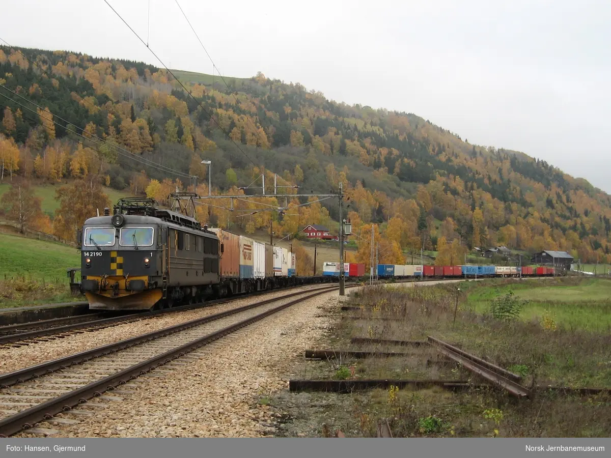 Elektrisk lokomotiv El 14 2190 med godstog fra Oslo til Trondheim, tog 5721, på Hundorp stasjon