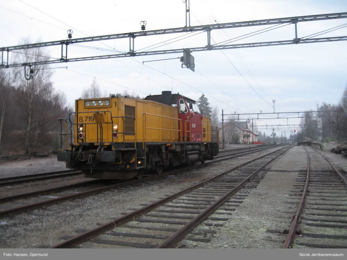 Diesellok Di 8 719 på Hval stasjon