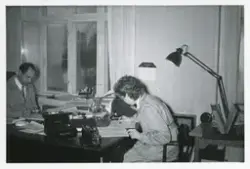 Kontorarbeid ved Tronsmo hanskefabrikk