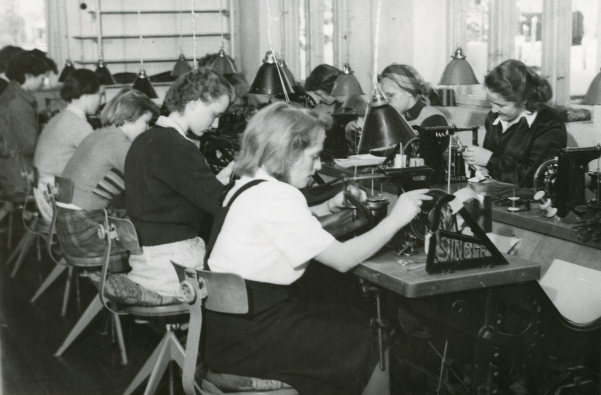 Arbeidere ved Tronsmo hanskefabrikk i 1953.
