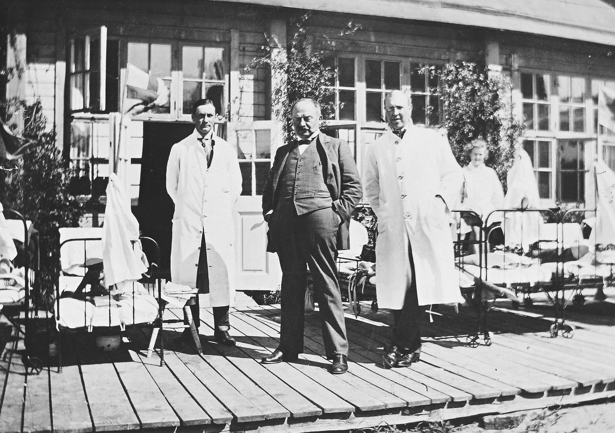"Dr. Almer, Lövberg och Soneson på rond." Almer, grundaren av Kustsanatoriet Apelviken, står i mitten med Lövberg till höger och Soneson till vänster.