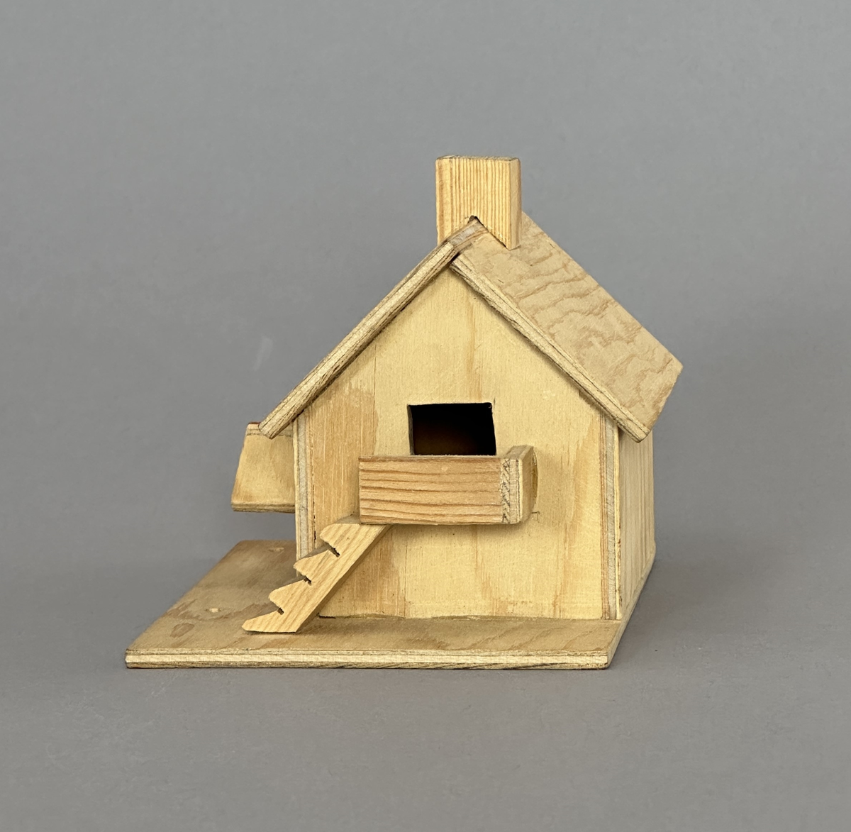 Leksakshus i trä och plywood.