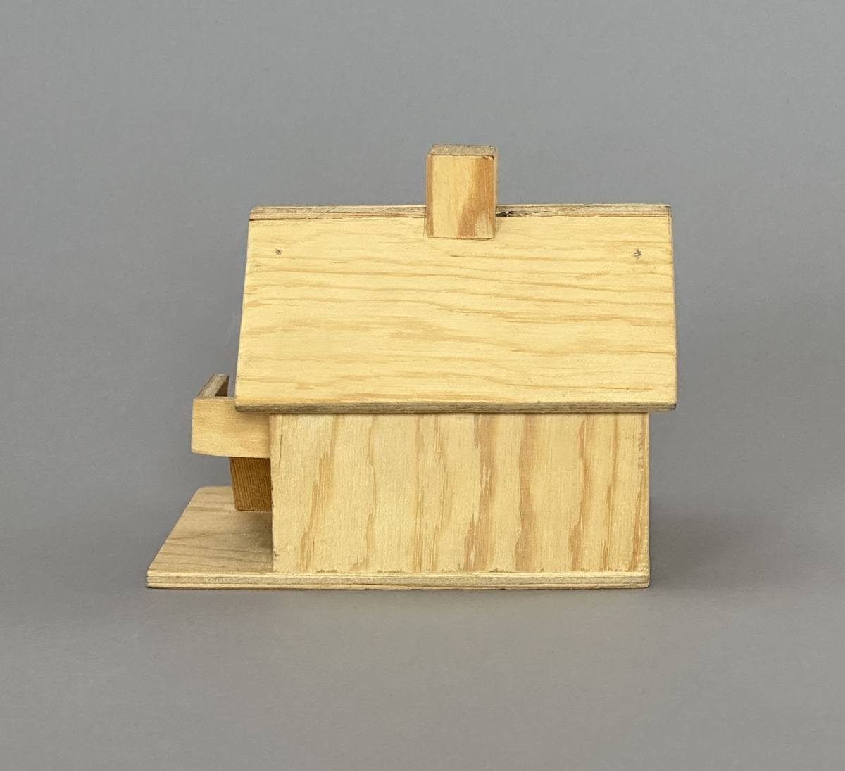 Leksakshus i trä och plywood.