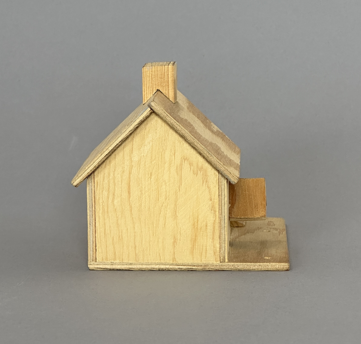 Leksakshus i trä och plywood.