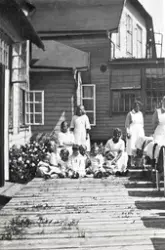 "Ute i solskenet Midsommardagen". Sköterskor och små patient