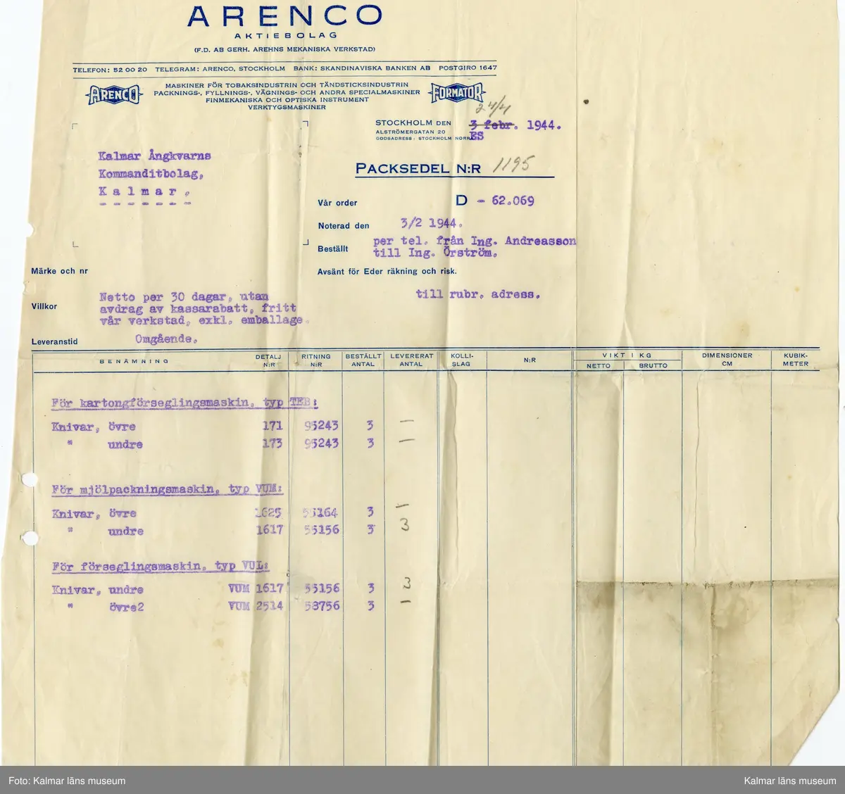 KLM 46812:7:1-20. Handling, samling. Packsedlar, handskrivna lappar, instruktioner. Tryck och handskrift på papper. Samlat i brunt kuvert (:1). Tryckt text kuvert: A.-Bol. E.J. Carlström & Sons Filial Kalmar. Påskrift kuvert: Herr Gunnar Eriksson Ångkvarnen Kalmar. Packsedlarna rör diverse maskiner som mjölpackare, rensförseglingsmaskin, havregrynspackare, remförseglingsmaskin, kartongförseglingsmaskin, vägningsmaskin m.m.