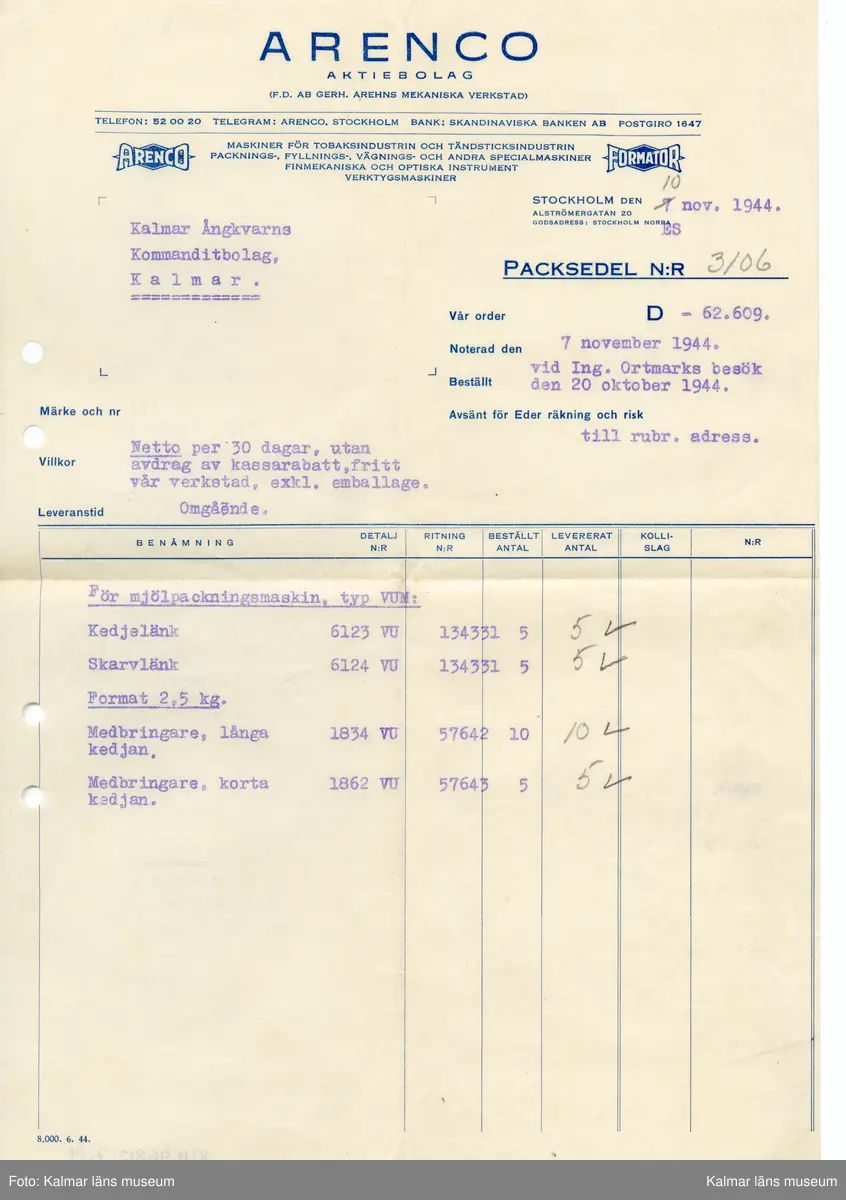 KLM 46812:7:1-20. Handling, samling. Packsedlar, handskrivna lappar, instruktioner. Tryck och handskrift på papper. Samlat i brunt kuvert (:1). Tryckt text kuvert: A.-Bol. E.J. Carlström & Sons Filial Kalmar. Påskrift kuvert: Herr Gunnar Eriksson Ångkvarnen Kalmar. Packsedlarna rör diverse maskiner som mjölpackare, rensförseglingsmaskin, havregrynspackare, remförseglingsmaskin, kartongförseglingsmaskin, vägningsmaskin m.m.