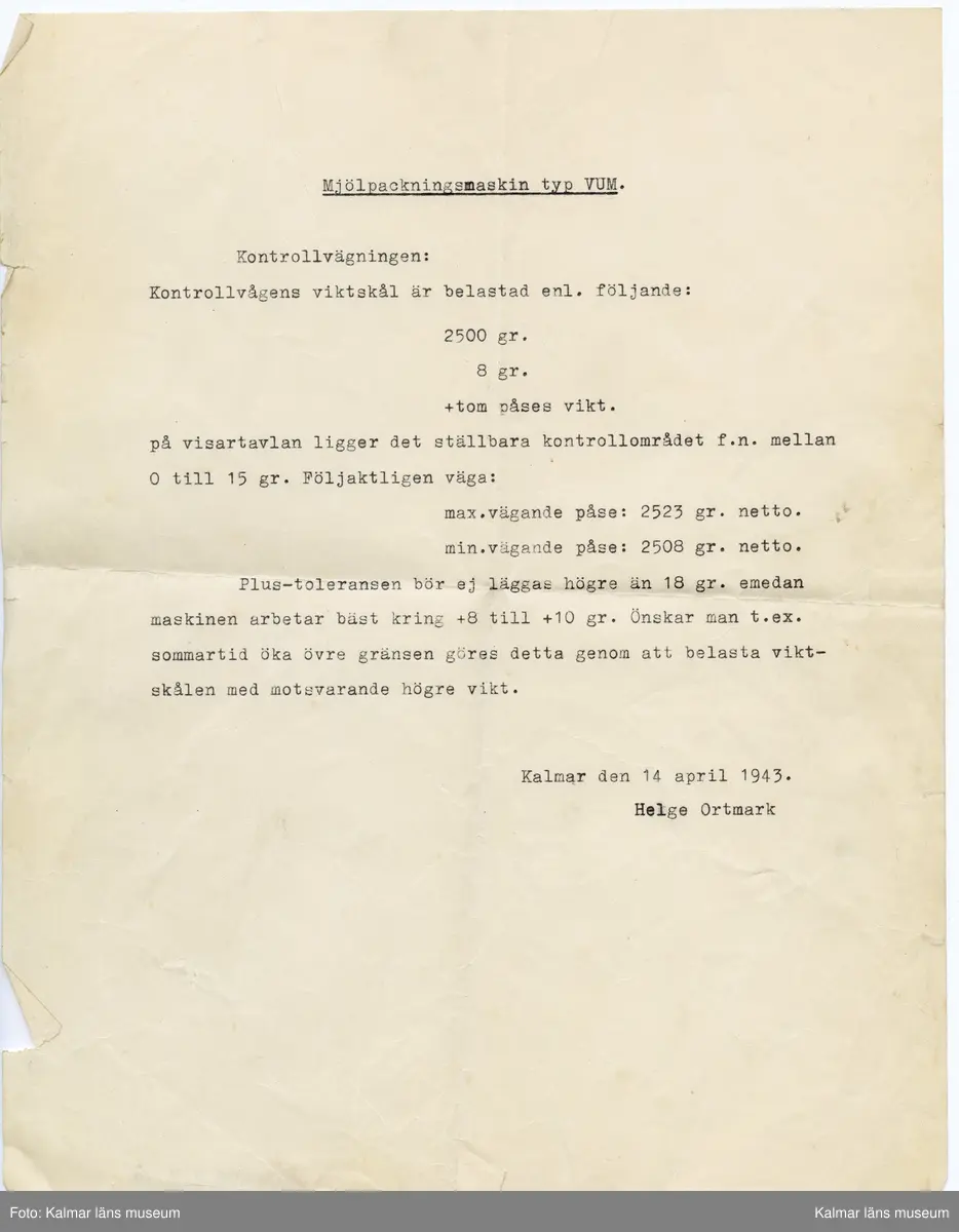 KLM 46812:7:1-20. Handling, samling. Packsedlar, handskrivna lappar, instruktioner. Tryck och handskrift på papper. Samlat i brunt kuvert (:1). Tryckt text kuvert: A.-Bol. E.J. Carlström & Sons Filial Kalmar. Påskrift kuvert: Herr Gunnar Eriksson Ångkvarnen Kalmar. Packsedlarna rör diverse maskiner som mjölpackare, rensförseglingsmaskin, havregrynspackare, remförseglingsmaskin, kartongförseglingsmaskin, vägningsmaskin m.m.