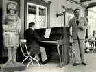 Opersasångaren Rolf Björling, ackompanjerad av en pianist, uppträder vid Gubbhyllan.