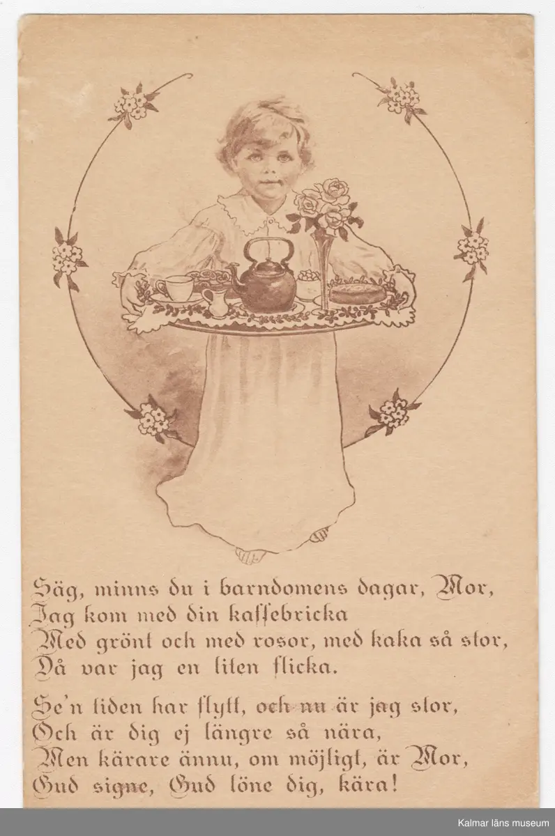 En flicka klädd i långt nattlinne bär på en kaffebricka. På brickan står kaffekanna, kaffekopp, gräddkanna, sockerskål, ett fat med kringlor, en tårta och en vas med rosor.