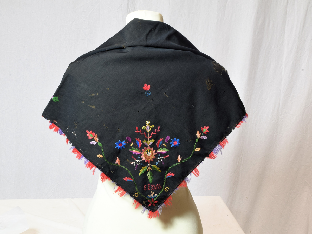 Brodert kvadratisk svart ullsjal med initialer og frynser, fra Ågedal, Vest-Agder.