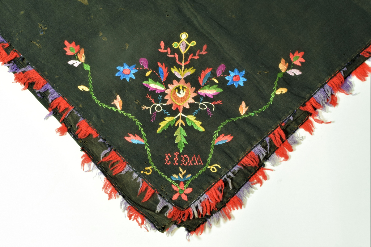 Brodert kvadratisk svart ullsjal med initialer og frynser, fra Ågedal, Vest-Agder.