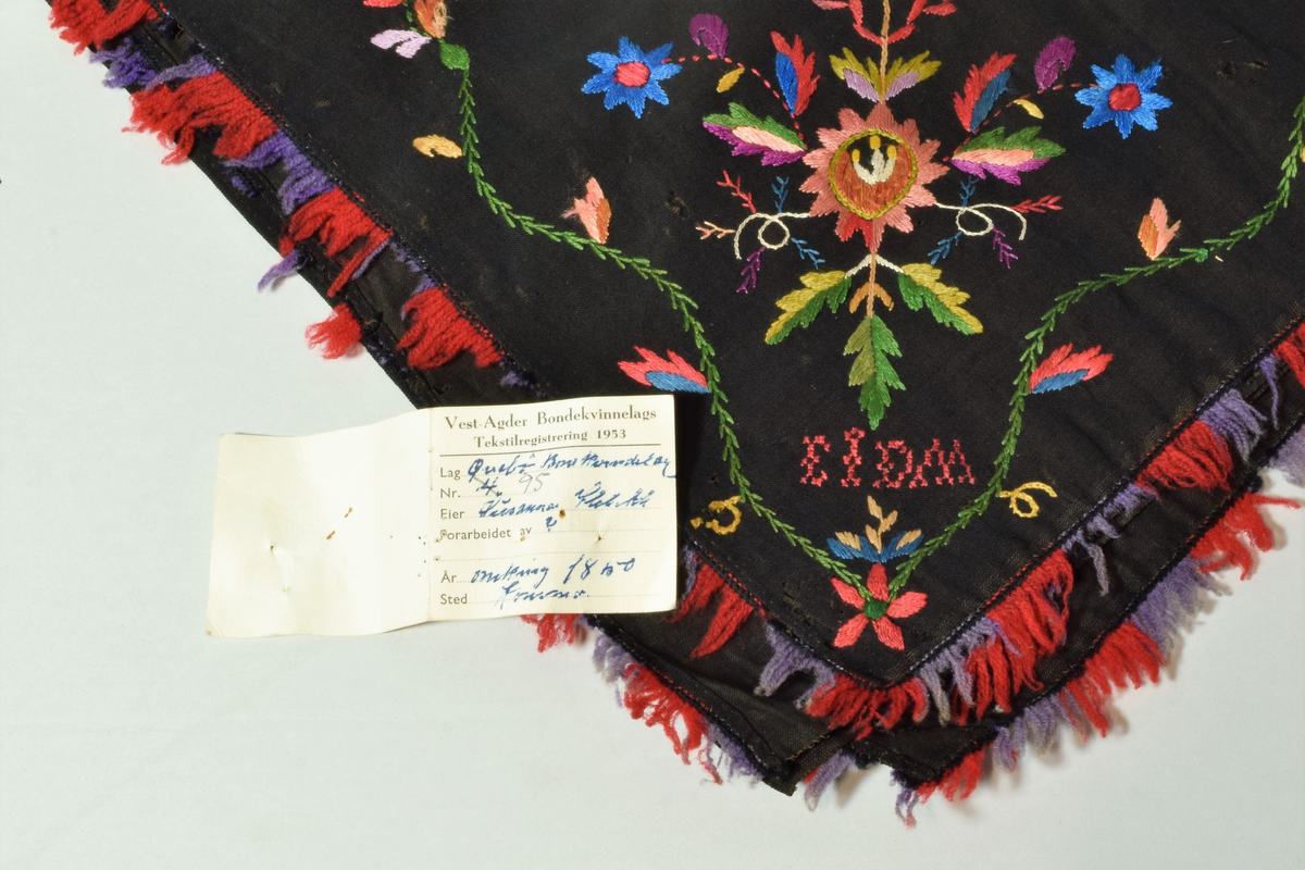 Brodert kvadratisk svart ullsjal med initialer og frynser, fra Ågedal, Vest-Agder.