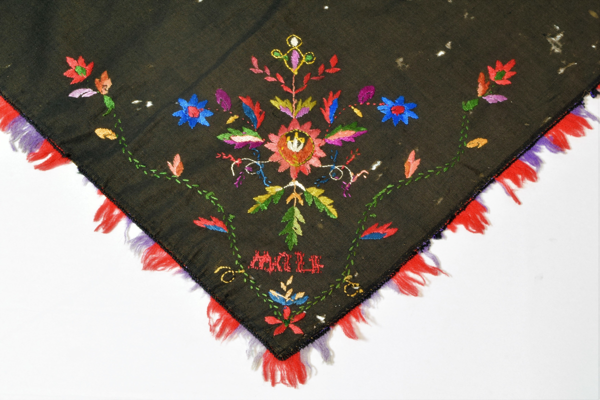 Brodert kvadratisk svart ullsjal med initialer og frynser, fra Ågedal, Vest-Agder.