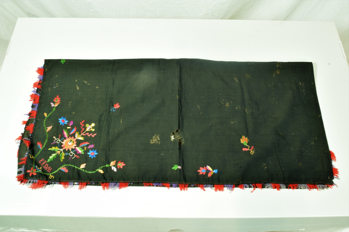 Brodert kvadratisk svart ullsjal med initialer og frynser, fra Ågedal, Vest-Agder.
