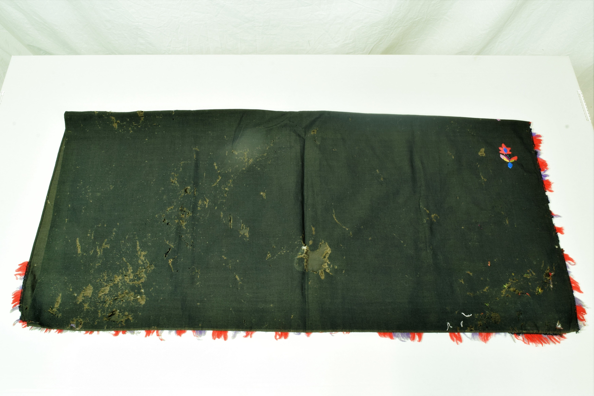 Brodert kvadratisk svart ullsjal med initialer og frynser, fra Ågedal, Vest-Agder.