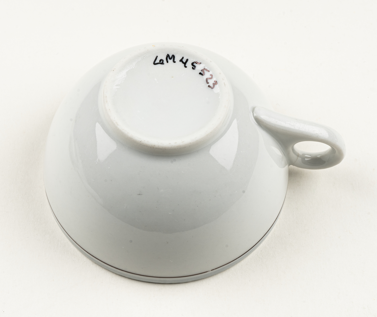 Kaffekopp med fat.

Ingår i servis om fem delar i Perslundaservis.