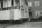 Flyttning av Areskogska huset 30/9 - 3/10, 1970. Här ser man hur huset är kapat.