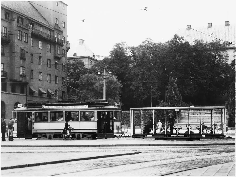 Släpvagn nr 1884 den 22 augusti 1940 på sin sista tur till Sofia som öppen släpvagn. Vagnen frånkopplades nästa tur och fördes till Råsunda verkstad för att inbyggas till vinterbruk. Därmed äro våra sista 35 öppna släpvagnar inbyggda. Arbetet därmed började i oktober 1939 och slutfördes i september 1940. Arbetet har gjorts på grund av brist på spårvagnar, denna i sin tur förorsakad av att bussarna på grund av bränslebrist gå i otillräckligt antal.