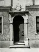 En portal med pilaster. Ingång till residenset i Kalmar år 1908.