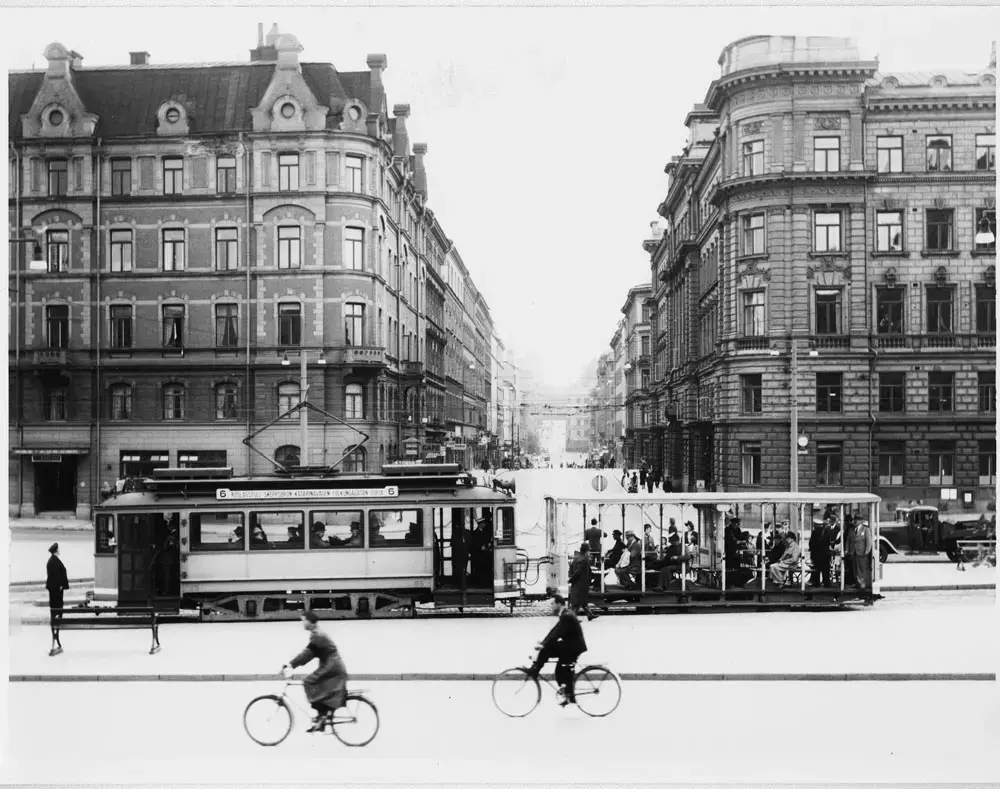 Släpvagn nr 1884 den 22 augusti 1940 på sin sista tur till Sofia som öppen släpvagn. Vagnen frånkopplades nästa tur och fördes till Råsunda verkstad för att inbyggas till vinterbruk. Därmed äro våra sista 35 öppna släpvagnar inbyggda. Arbetet därmed började i oktober 1939 och slutfördes i september 1940. Arbetet har gjorts på grund av brist på spårvagnar, denna i sin tur förorsakad av att bussarna  på grund av bränslebrist gå i otillräckligt antal.