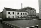 Kvarteret Korpen 12, Fabriksgatan 29 och 31, under rivningen 1973.
