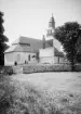 Kristbergs kyrka omkring 1895. Det höga läget med utsikt över sjön Boren har givit plats för kyrka sedan tiden omkring år 1200. Bortåt 200 år därefter ersattes den med nuvarande kyrkobyggnad i sten, även om den om- och tillbyggts därefter.