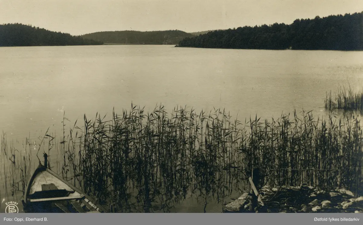 Tunevannet med robåt i forgrunnen. Prospektkort datert 1924.