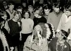 Hövdingen för Wampanoag-stammen från Gay Head, Lorenzo Dow Jeffers, 
och hans fru med elever från Hässelbystrandsskolan, januari 1967.