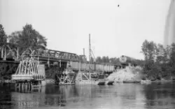 Järnvägsfältbro under byggnation. Sladdpålkran på pontoner i