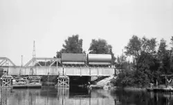 Järnvägsfältbro med tankvagnar och sladdpålkran på pontoner.