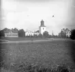 Torsåkers kyrka, och Elof Perssons hem till höger i bild, upphovsman till serien Kronblom.