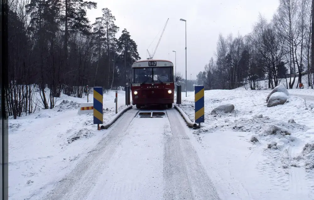 Trafiksil på Kallhällsleden. Buss 547 mot Jakobsberg