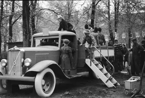 Lekbussarna i Humlegården 1945