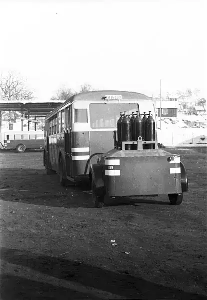 Buss 16389 med påkopplad metangaskärra 159