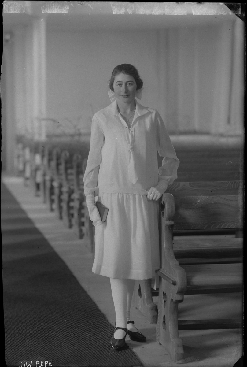 Fotografering beställd av Björkvall. Föreställer sannolikt Astrid Emilia Björkvall (1913-1993). Konfirmation.