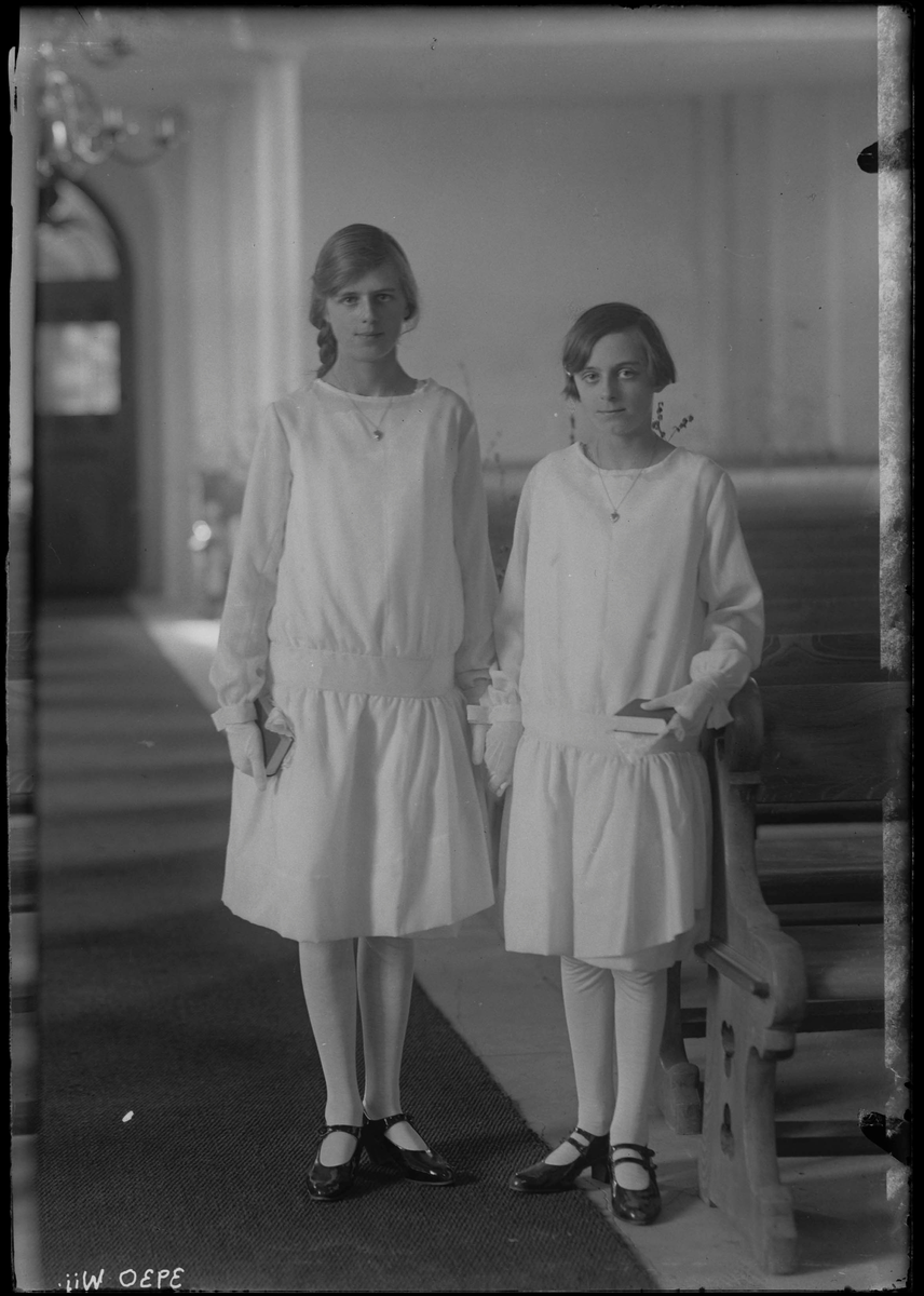 Fotografering beställd av Andersson. De är ej identifierade. Konfirmation.