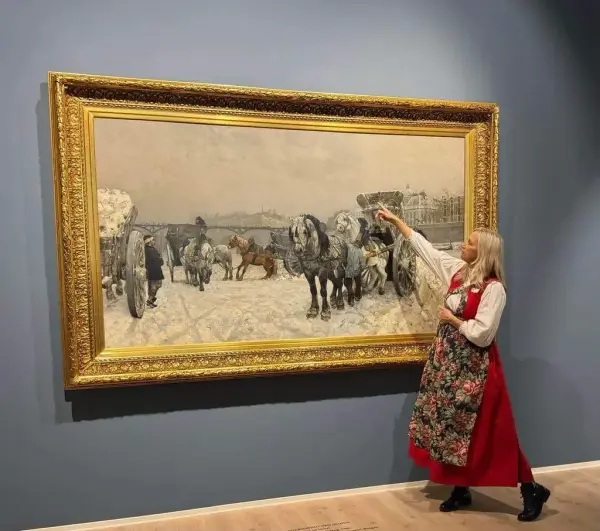 Hege Christina Skredsvig guider i galleriet 