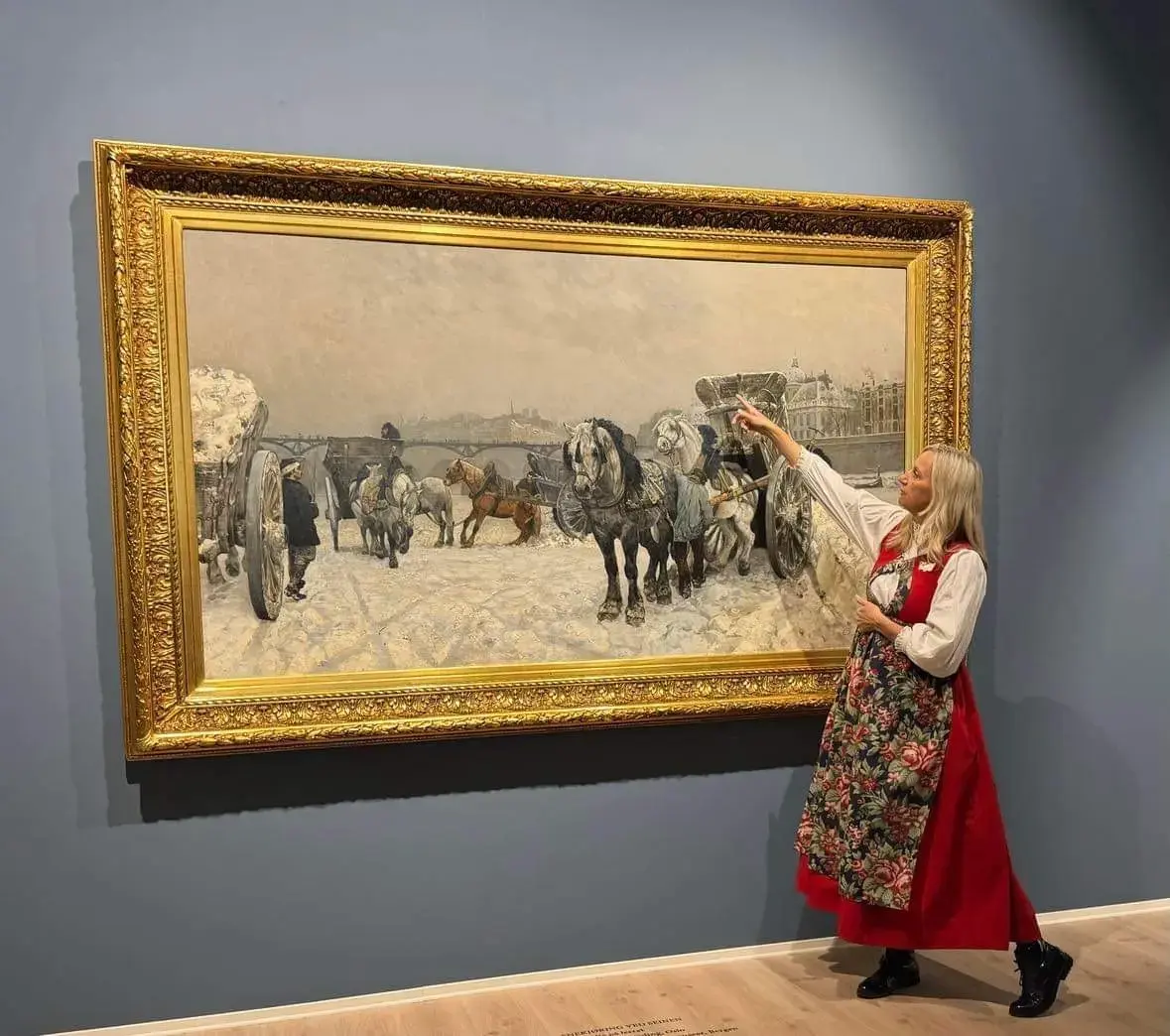 Hege Christina Skredsvig guider i galleriet 