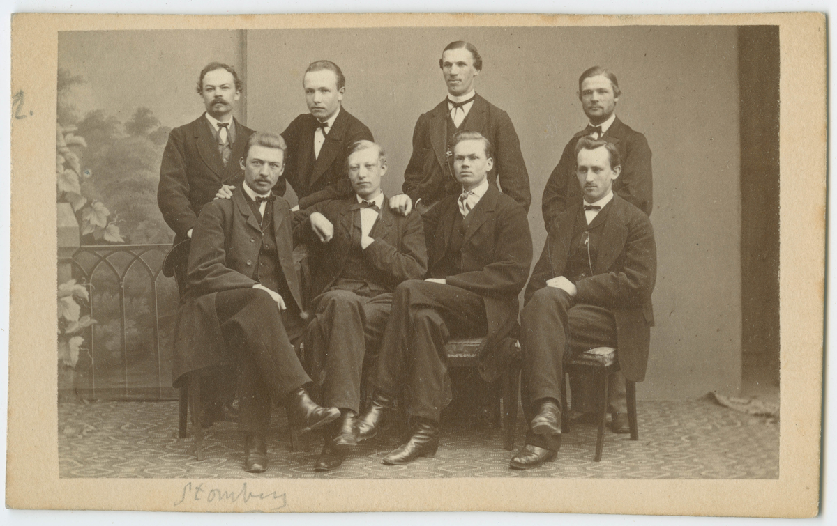 Porträtt på Ingenjör, Musiker Alfred Johan Stomberg. Sittande i en grupp med män (1:a till vänster sittande.)