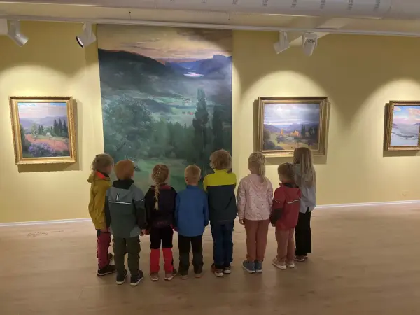 Barnehagebesøk i galleriet 