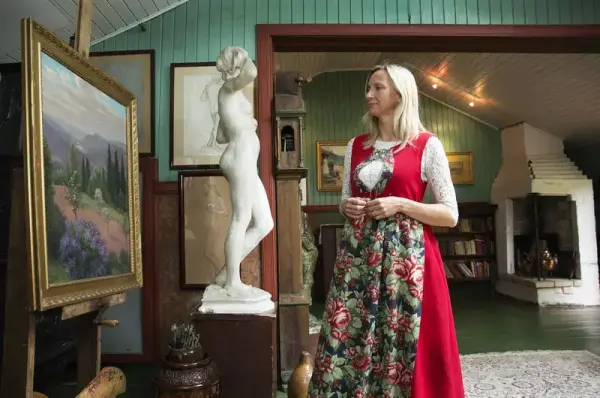 Hege Christina Skredsvig i atelieret ved Vår i Hagan 