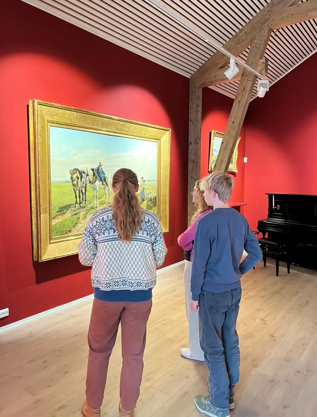 to Ungdommer  i galleriet foran Oktobermorgen ved Grez, 2021