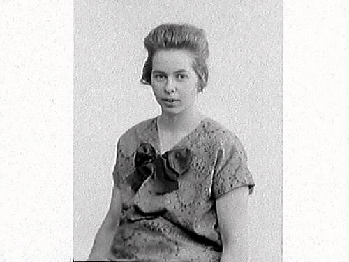 Bild 1: En kvinna och en flicka (möjligen mor och dotter), helfigur. Bild 2-4: Porträtt av kvinnan, bild 2 i annan klänning med stor rosett på bröstet. Ida Bengtsson (Rosenkvists) från Tvååker beställde bilderna.