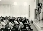 Hövdingen för Wampanoag-stammen från Gay Head, Lorenzo Dow Jeffers, håller tal för elever från Hässelbystrandsskolan, januari 1967.