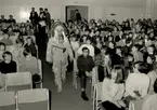 Hövdingen för Wampanoag-stammen från Gay Head, Lorenzo Dow Jeffers, går mellan rader av elever från Hässelbystrandsskolan, januari 1967.