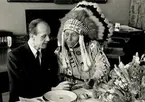 Hövdingen för Wampanoag-stammen från Gay Head, Lorenzo Dow Jeffers, på middag med representanter från STA i Stadshuset, januari 1967.